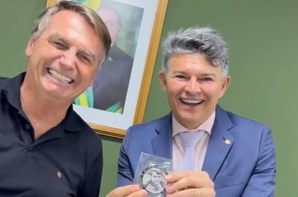 Silêncio de José Medeiros após ataque de Mauro a Eduardo Bolsonaro causa estranhamento e irrita base bolsonarista em MT